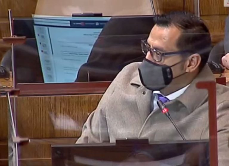 El momento en que diputado Hotuiti Teao pidió ser voluntario para el test de drogas: Le dijeron que no