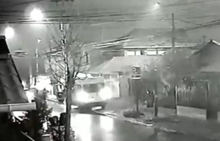 Cámara registró momento en que sujetos armados asaltaron furgón escolar en Puente Alto