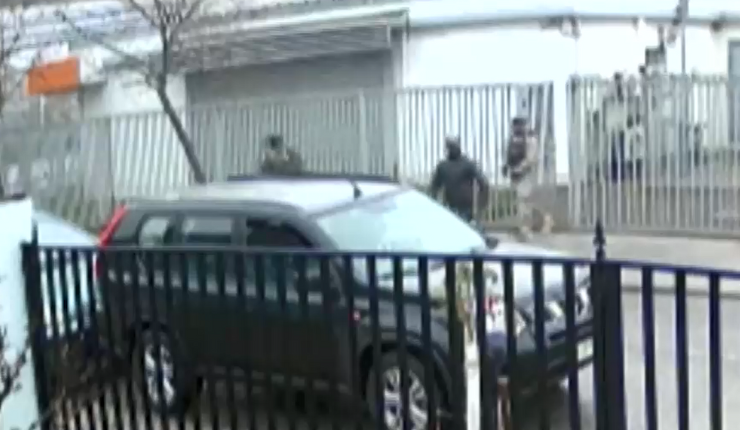 Delincuentes protagonizan robo frustrado a banco de La Florida: Llegaron vestidos como militares