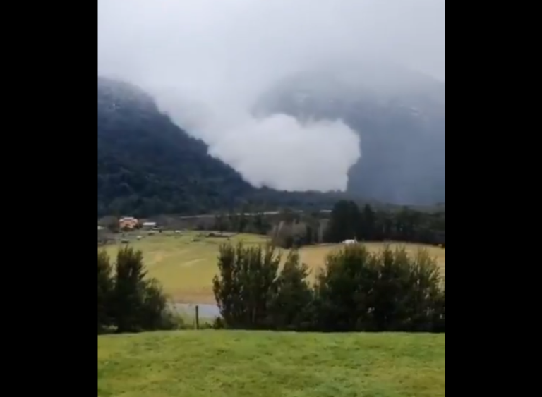 Captan momento exacto de una gigantesca avalancha en Puerto Varas