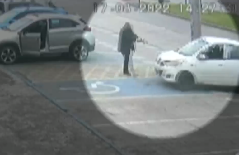 Disparó a los delincuentes: Ex carabinero frustró robo de su auto a balazos en La Reina