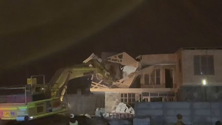 Se acabó: Desalojan con maquinaria pesada la 