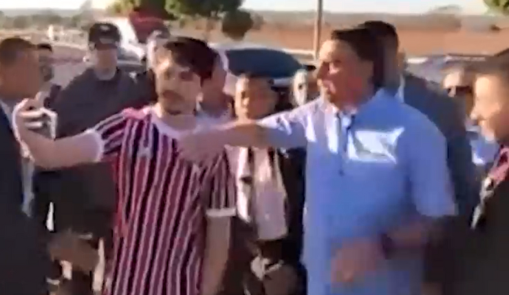 Intentó arrebatarle el celular: Bolsonaro forcejeó con youtuber que se acercó a insultarlo