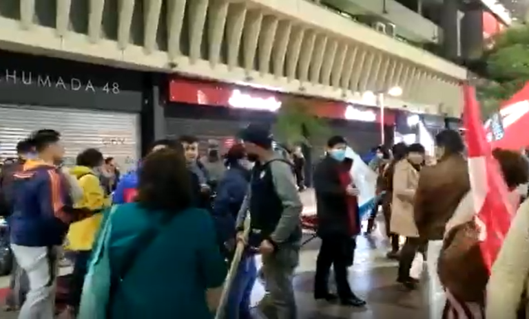 Con insultos y palos: Manifestantes por el Apruebo denuncian ataque de ambulantes en Paseo Ahumada