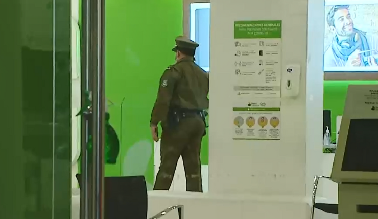 Se llevó el dinero en una bolsa: Delincuente solitario robó más de $260 millones de banco en San Miguel