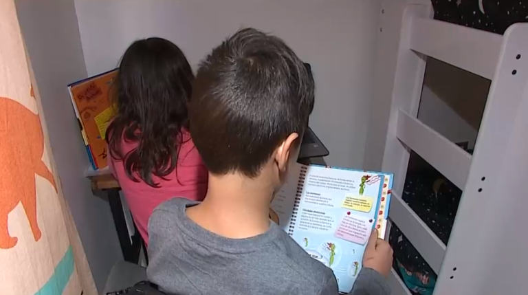 Madre española denuncia que no le permiten matricular a sus hijos en colegios en Chile