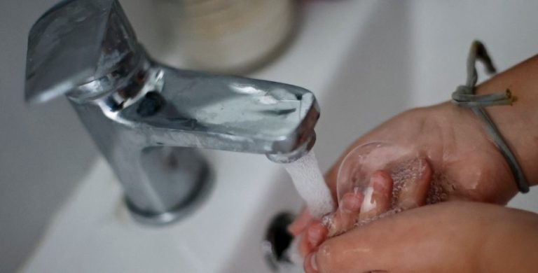 Aguas Andinas reporta turbiedad en suministro de comunas del sector norponiente de Santiago