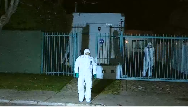 Delincuentes ingresan a robar a una casa habitada y amarran con corbatas a un integrante de la familia