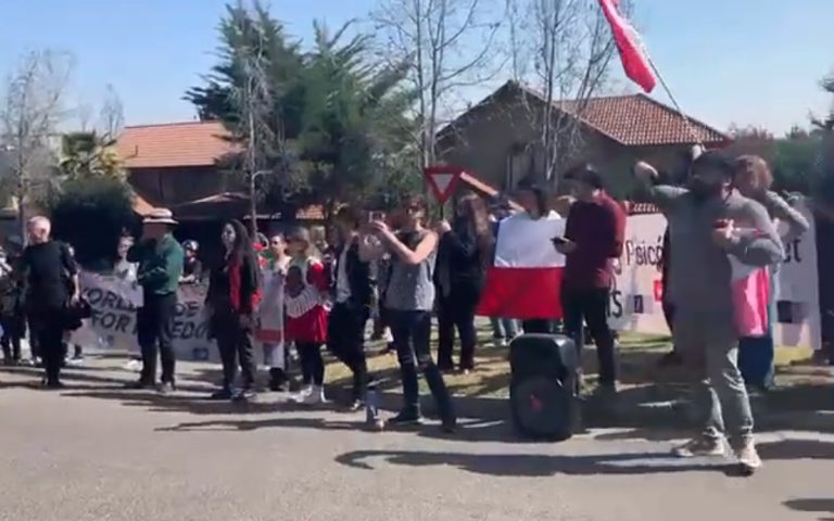Ministra Yarza se defiende tras manifestación antivacuna afuera de su casa: 