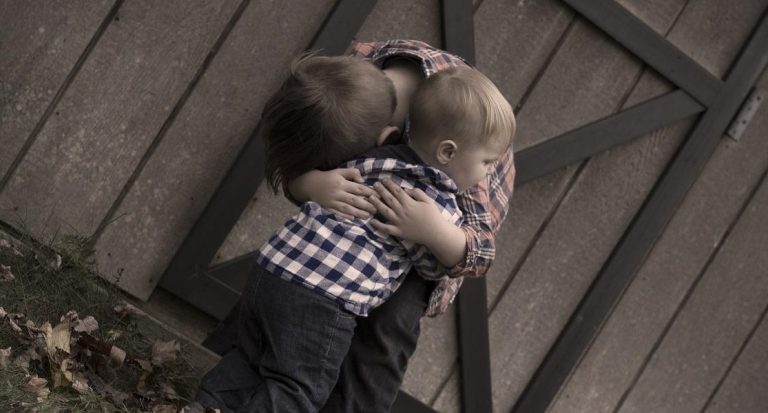 El conmovedor abrazo de un adolescente con su hermano menor tras contarle que padece un cáncer terminal