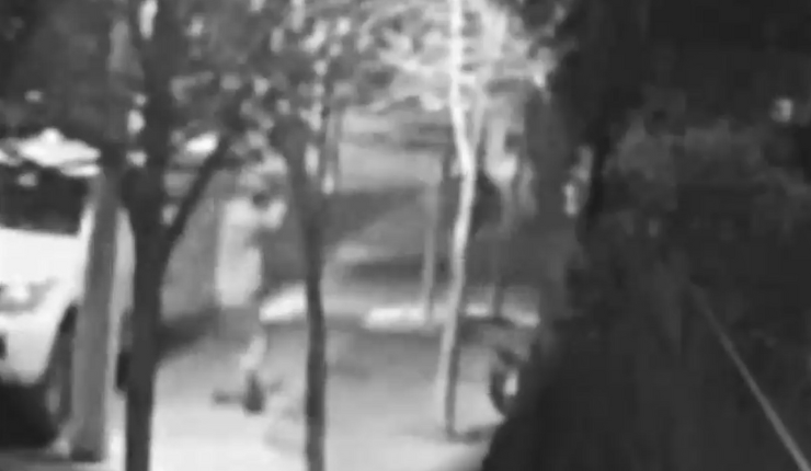 Roban vehículo de alta gama a padre que iba a ver a sus hijas: Trató de escapar corriendo con llaves en mano