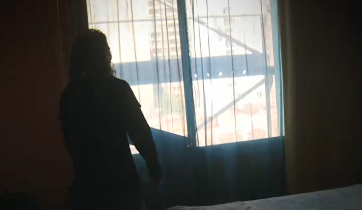 27 centímetros de privacidad: Mujer denuncia que inmobiliaria instaló andamio en ventana sin pedir permiso