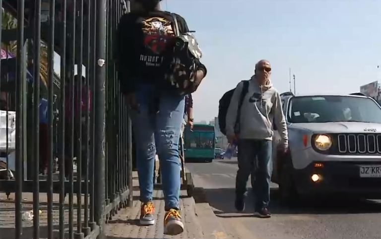 Chile a medias: Estrecha vereda en la Alameda pone en peligro a transeúntes
