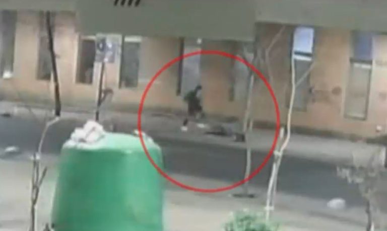 Estudiante atropellado por micro escapaba de asalto: Captan el momento en que intentaba huir y cayó