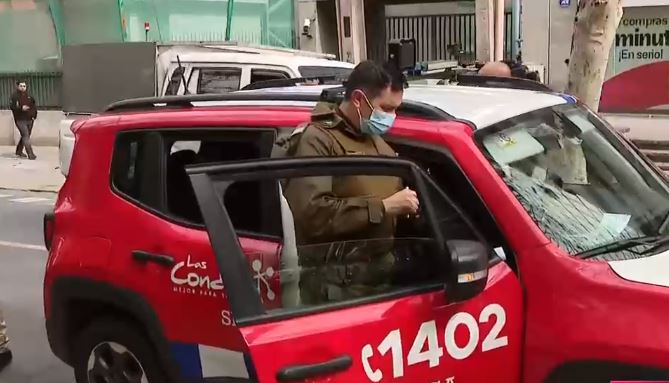 Motochorros robaron cerca de $20 millones a una persona en la salida de banco en Las Condes