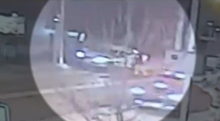 Mujer esperaba a su esposo fuera de centro asistencial y le robaron la camioneta con sus perros