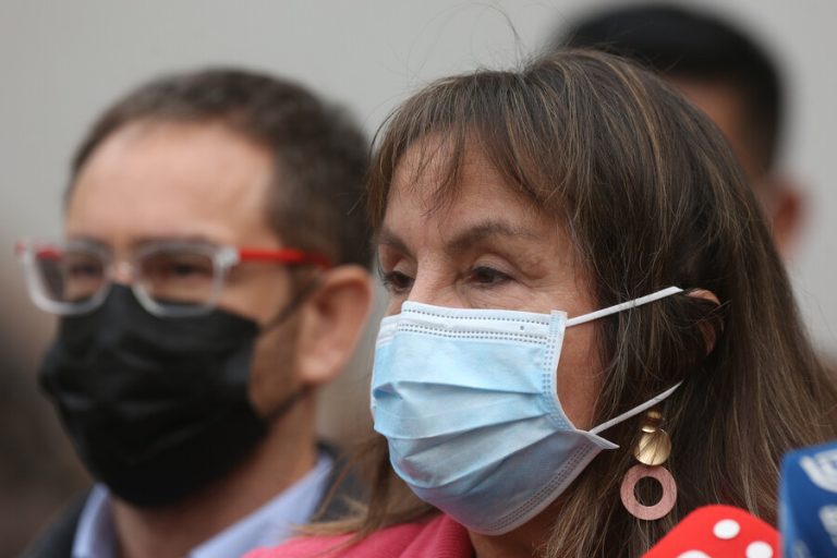 Hermetismo total: La reunión de urgencia en La Moneda tras renuncia de Jeanette Vega