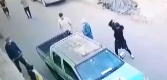 Cámaras de seguridad registran violenta golpiza de sujetos a funcionario municipal tras accidente vehicular