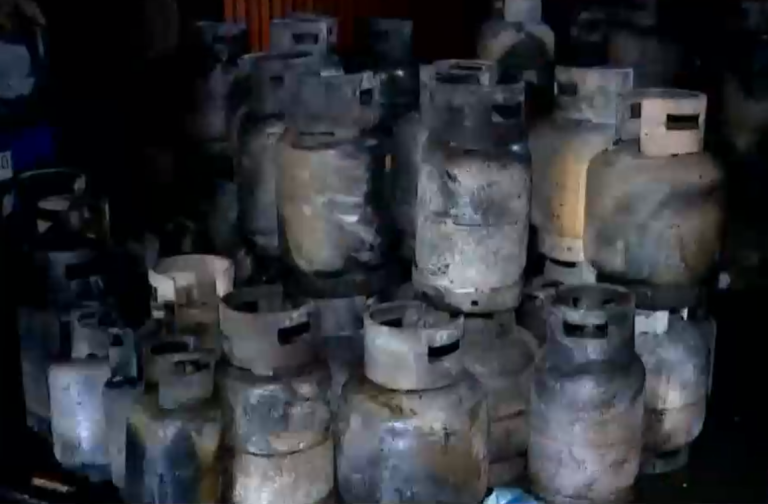 Incendio quemó 4 casas en La Granja: Denuncian que una de ellas almacenaba cerca de 50 cilindros de gas