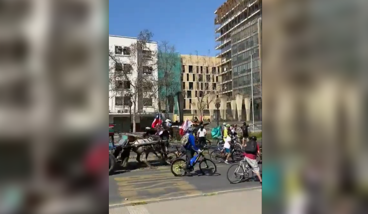 Carreta de caballos atropelló a ciclistas tras enfrentamientos entre adherentes del Apruebo y Rechazo