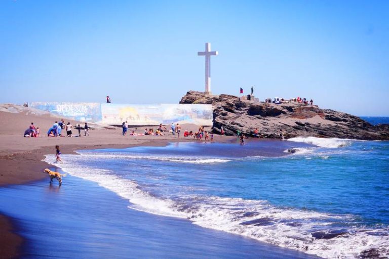 Niño de 11 años murió tras ser aplastado por un castillo de arena en playa de Curanipe