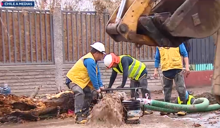 Chile a medias: Vecinos de Cerrillos amanecieron con sus casas inundadas por filtración de SMAPA
