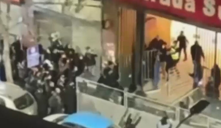 Lanzaron rejas y botellas: Asistentes a concierto de metal protagonizan serios incidentes en Teatro Caupolicán