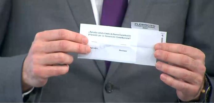 ¿Cómo se debe doblar el voto en el plebiscito de salida?