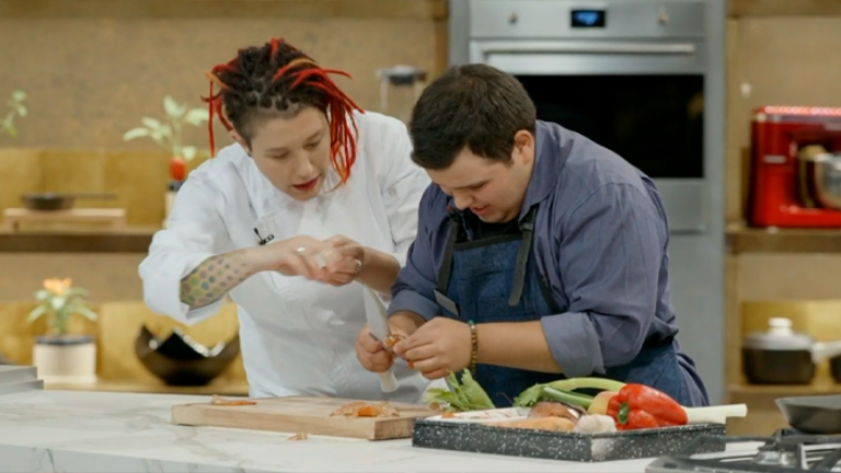 “¡Qué asco!”: Christian Gatica no disimuló su disgusto al pelar camarones en Manos Arriba, Chef!