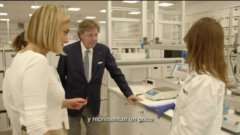 ¡Espectacular! Emilia Daiber visitó la fábrica de maquillaje Ancorotti