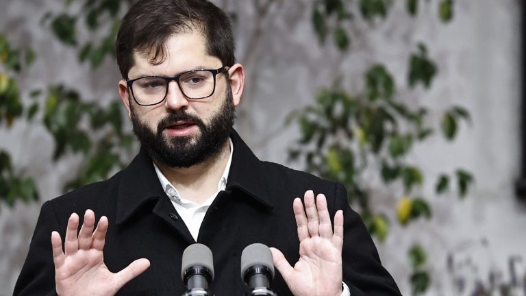 Presidente Boric viajará a Colombia como invitado del cambio de mando presidencial: También asistirá el Rey Felipe Vl