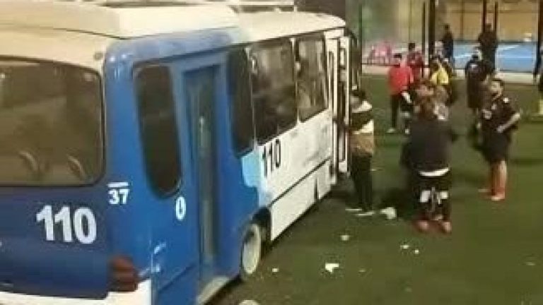 Antofagasta: Chofer en estado de ebriedad irrumpe con su micro en cancha de fútbol