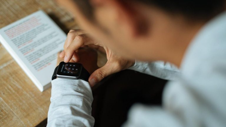 Desde fatiga laboral al estrés: Científicos chilenos desarrollaron pulsera capaz de medir emociones