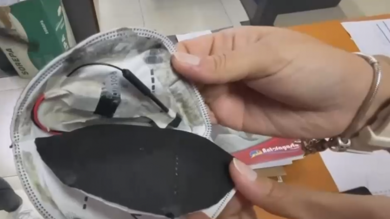 Con micrófonos y cámaras en mascarillas: Detectan a jóvenes haciendo trampa para obtener licencia de conducir