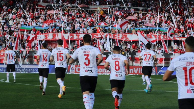 Curicó Unido derrota a la U con amplia victoria y deja al equipo universitario peligrando con el descenso