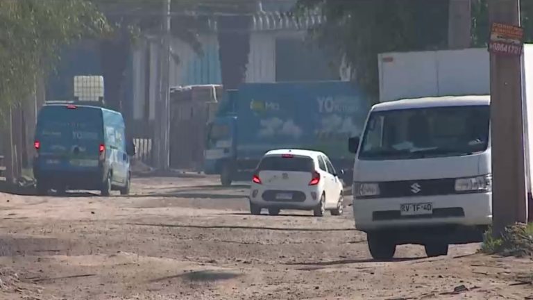 Vecinos reclaman por el mal estado de las calles: Acusan lentitud de municipios y del Serviu