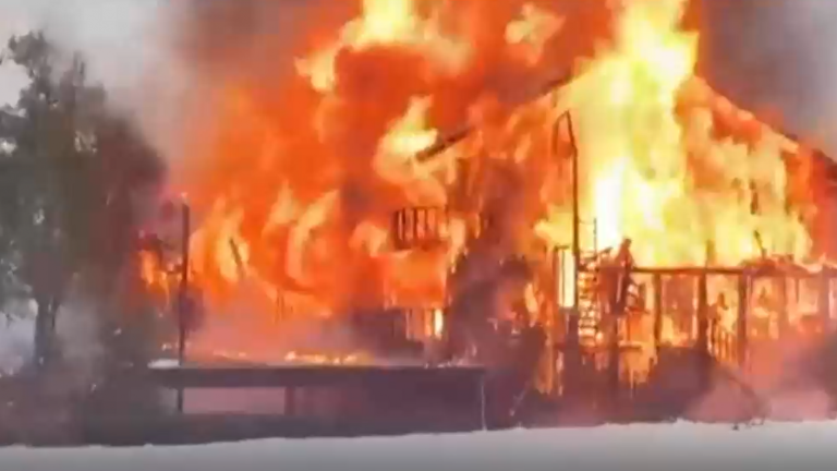 Emergencia por violento incendio en hotel en Panguipulli: Pasajeros tuvieron que ser evacuados