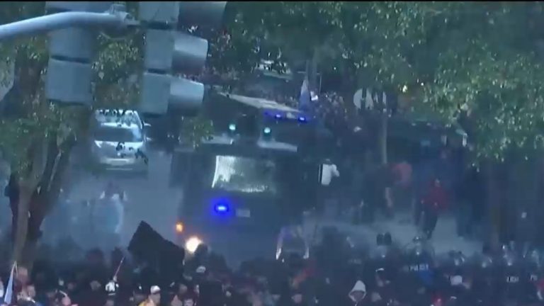 Violentas protestas ocurrieron en la casa de Cristina Fernández en Argentina