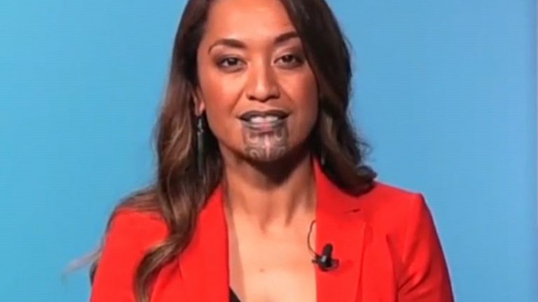 Críticas al tatuaje maorí de una presentadora de televisión exponen racismo en Nueva Zelanda