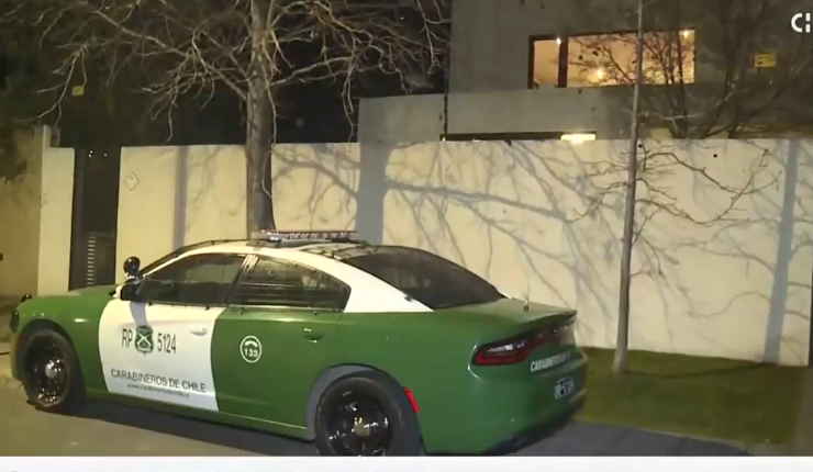 Violento asalto en domicilio de Vitacura: Delincuentes abordaron a dueño de casa y amenazaron a 17 personas