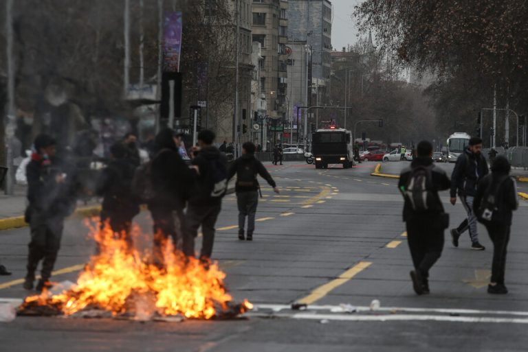 Desórdenes en el Instituto Nacional: Encapuchados encendieron barricadas y lanzaron bombas molotov