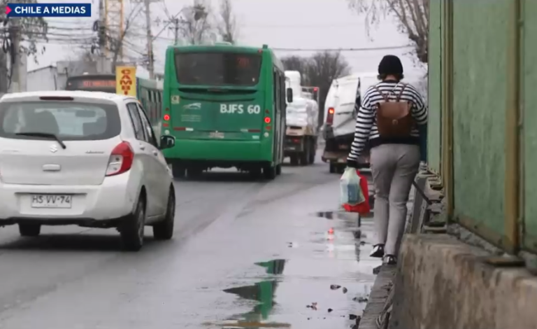 Chile a medias: Vecinos de San Bernardo se quedaron sin vereda por obras del Metro