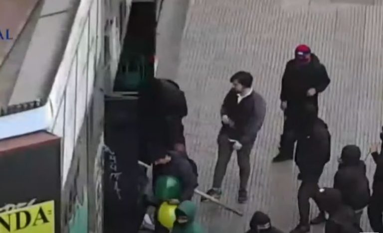 El momento en que se inició la golpiza a Simón Boric por grupo que saqueaba local
