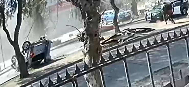 Auto terminó volcado tras persecución en Conchalí: Adolescente que nada tenía que ver terminó herido