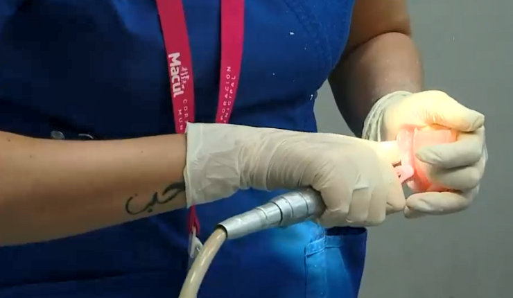 Hay más de 50 denuncias en el Sernac: Acusan a clínica dental de Providencia por tratamientos inconclusos