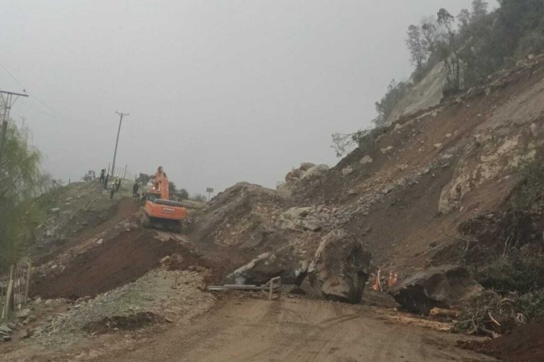 Corte de camino tras derrumbe en Linares: Más de 2 mil personas no podrían votar para el Plebiscito