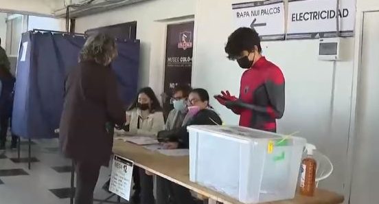Vocal de mesa disfrazado de Spider-Man sorprendió a votantes en el estadio Monumental
