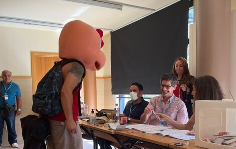 De Pelotillehue a Francia: Chileno votó en el extranjero con máscara de Condorito