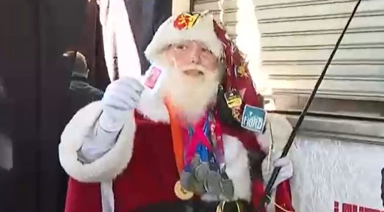 Pillan votando al Viejo Pascuero maratonista: 