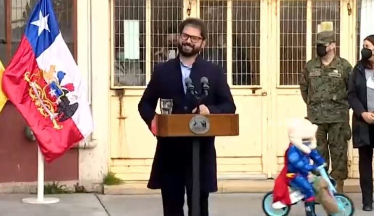 Niño disfrazado de Superman y en bicicleta se robó la película en votación de pdte. Boric